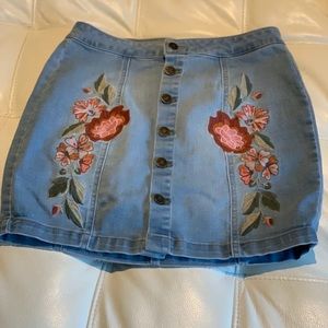 Guess jupe broderie SMALL